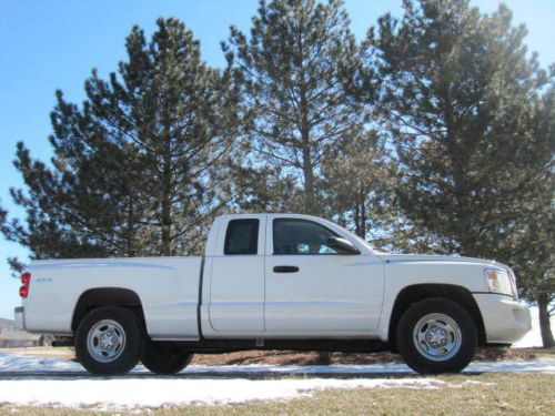 *2011 dodge dakota -auto-4wd w/ cap (well taken care of )  pearl white-nice!*