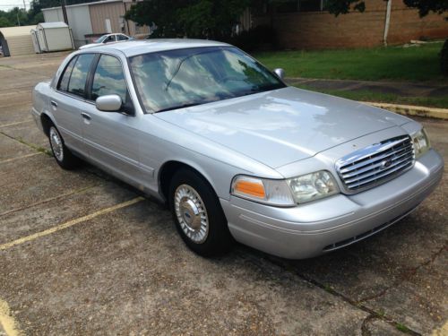 2000 Ford Crown Victoria Base Sedan 4-Door 4.6L, image 2