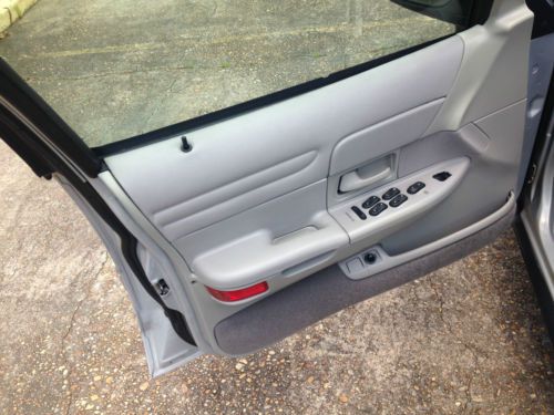 2000 Ford Crown Victoria Base Sedan 4-Door 4.6L, image 9
