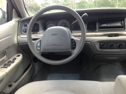 2000 Ford Crown Victoria Base Sedan 4-Door 4.6L, image 13