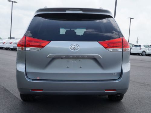 2011 toyota sienna le