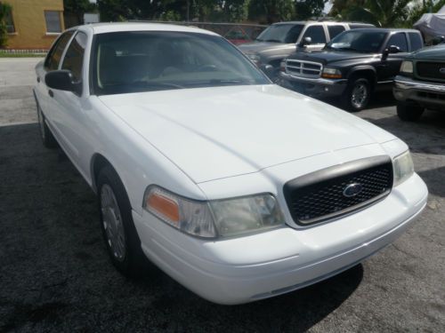 2005 ford crown victoria police white