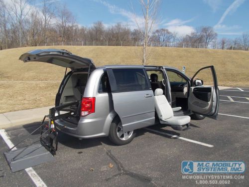 Handicapped accessible 2013 dodge grand caravan se