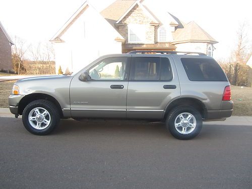 Excellent! 1 owner! low miles! 2004 ford explorer xlt