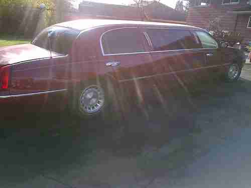 1999 Lincoln Towncar Limousine Limo 6 pack Red/Burgundy, image 3