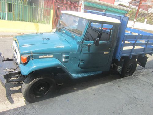 1978 toyota land cruiser hj45. diesel pick up.  no rust!!!