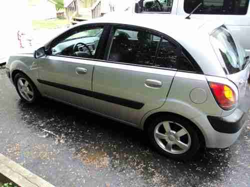 2006 Kia Rio5 SX Hatchback 4-Door 1.6L, image 2