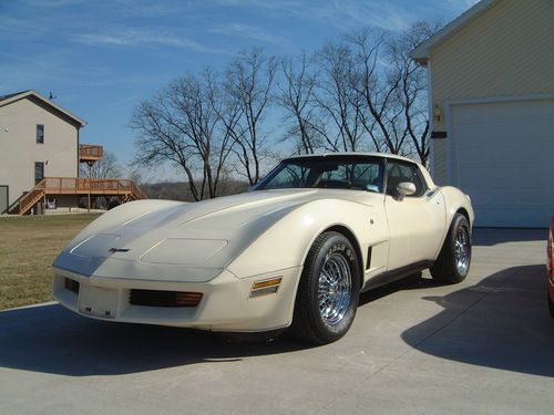 1981 chevrolet corvette base coupe 2-door 5.7l