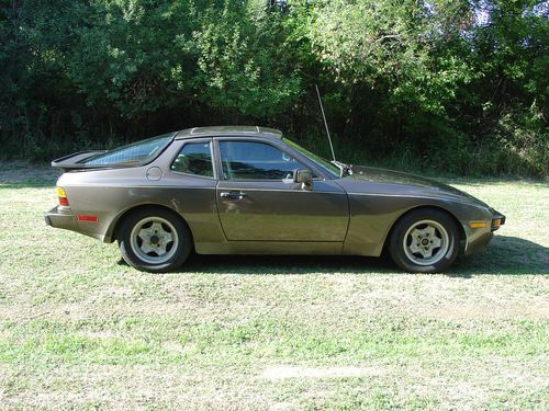 1984 Porsche 944 Coupe, image 3