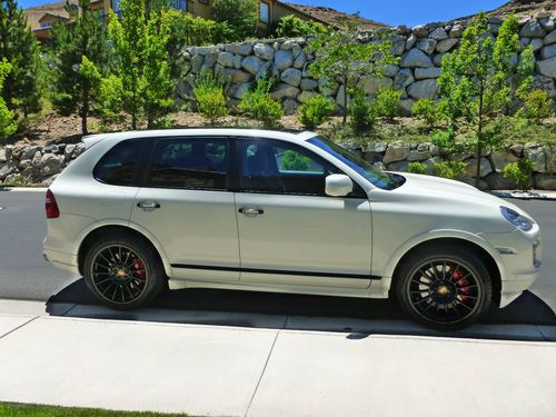 Sand white, black/havana, panoramic roof, sport design pkg, black porsche wheels