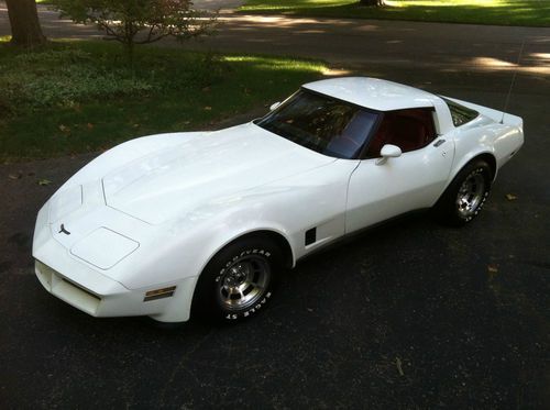 5.7l coupe l81 - white with a red interior   no reserve highest bidder wins!