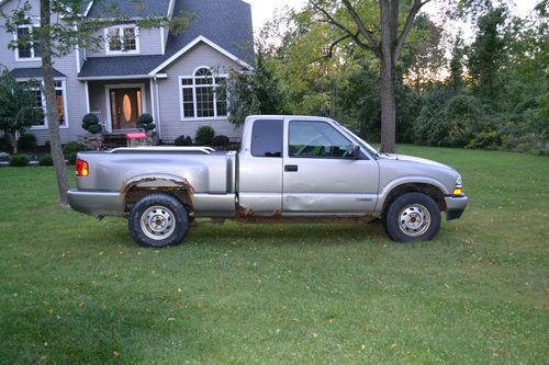 S-10 ls 2002 extended cab flare side 4x4 pickup 78k miles 4.3 v6