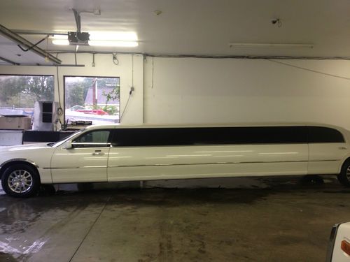 2006 Lincoln Town Car Limo, US $31,995.00, image 2