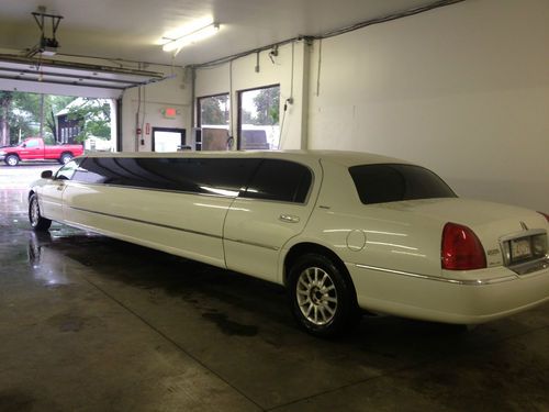 2006 Lincoln Town Car Limo, US $31,995.00, image 3