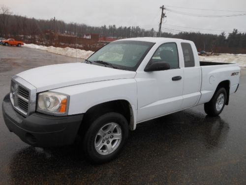 Dodge dakota sxt extended cab 4 door 2 wheel drive automatic pickup truck v6