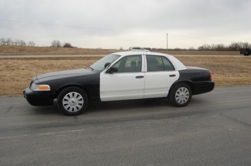 Black white police interceptor package 4.6 v8 power used  patrol taxi security