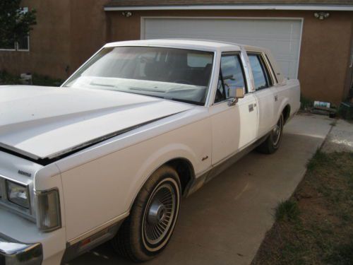 Parting out 1988 lincoln town car signature sedan 4-door 5.0l lug nut only