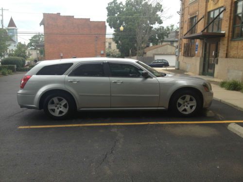 2005 dodge magnum sxt  sport wagon 4 dr. silver