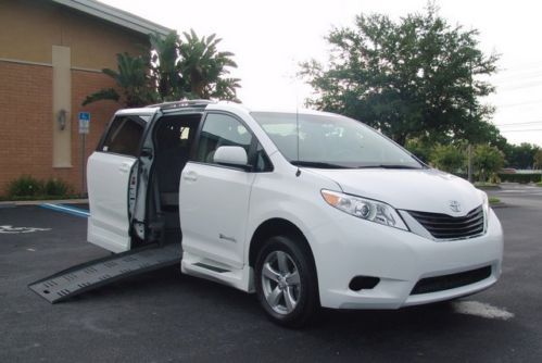 2013 toyota sienna le, extra tall, braun wheelchair handicap van, only 3k mile