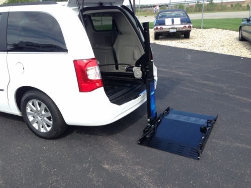 2014 chrysler town and country handicap wheelchair scooter lift conversion van