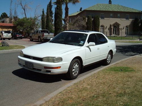 1993 toyota camry xle 1 owner sunroof. excellent cond. white