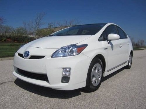 Prius 14k miles 1 owner navigation sunroof security shade all power extra clean