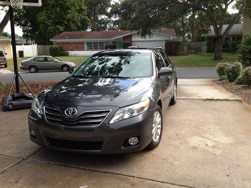 2011 toyota camry xle - 13,862 miles, magnetic gray metallic, w/factory warranty