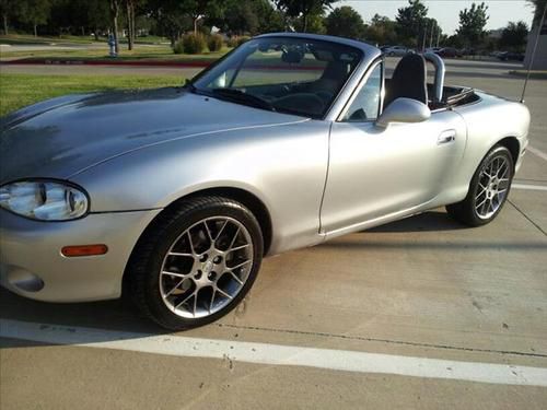 We finance! 2004 mazda mx-5 miata. low miles. leather. 5 speed.