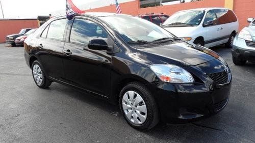 2012 toyota yaris 4-door