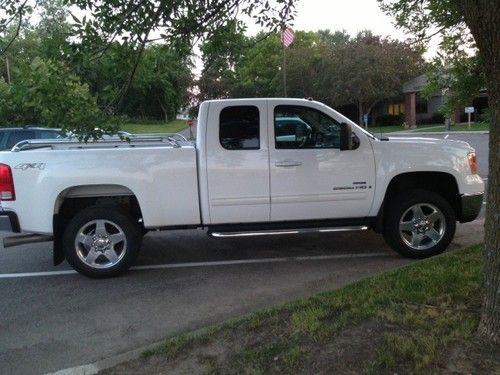 2008 gmc sierra 2500hd ext cab 4x4 duramax. low miles!
