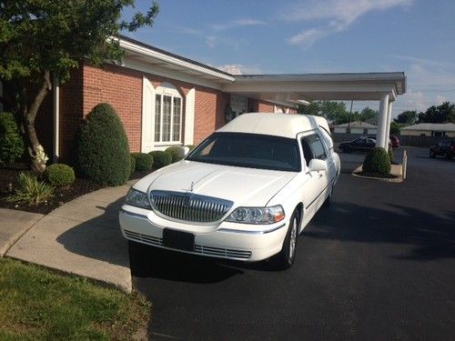 2011 Lincoln Town Car Executive L Hearse 4-Door 4.6L No Reserve Aution, image 2