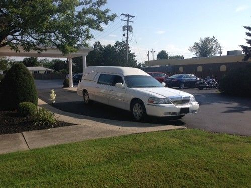 2011 Lincoln Town Car Executive L Hearse 4-Door 4.6L No Reserve Aution, image 3