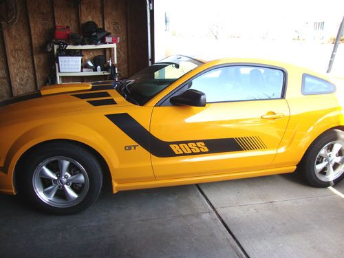 2007 ford mustang coupe in excellent condition!! only 32,000miles!! l@@k!!