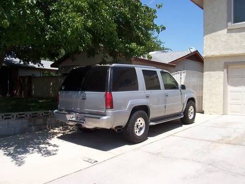 1999 GMC Yukon Denali 4WD - extra set wheels and tires included, image 2