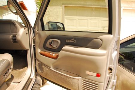 1999 GMC Yukon Denali 4WD - extra set wheels and tires included, image 13