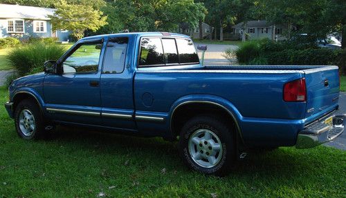 Blue pickup ls 4.3 v6 auto ext. cab 4x4 92k miles. excellent condition