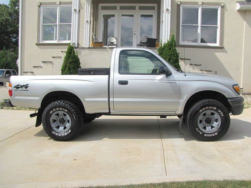 2004 toyota tacoma 4x4 5spd short bed.