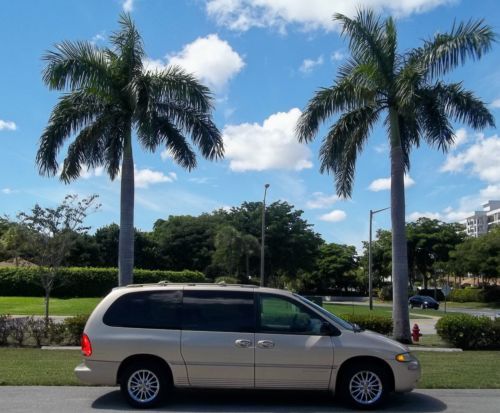 1999 chrysler town &amp; country limited clean title and car fax runs great cold air