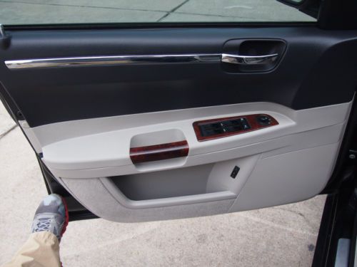 5.7L Power Door Locks Power Windows Power Driver's Seat Power Passenger Seat, image 20