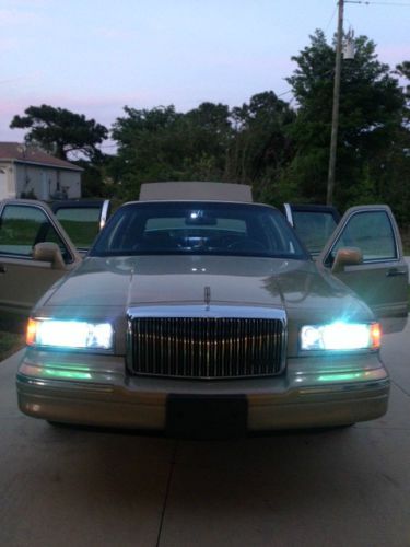 1996 lincoln town car signature sedan 4-door 4.6l pristine mint 69k low reserve