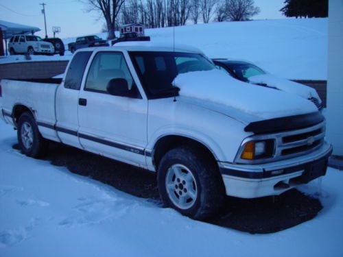 White 1997 chevy s-10 extended cab 4x4 pick-up truck
