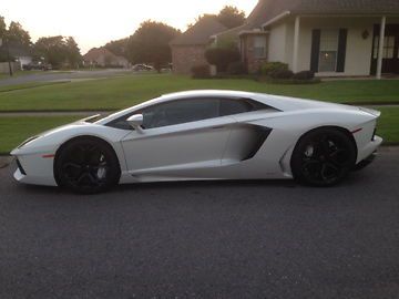 Lamborghinini aventador lp 700-4 matte white