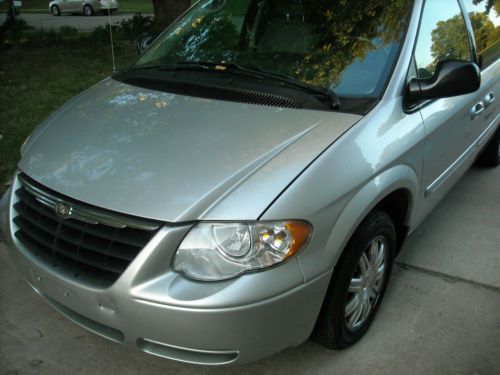 2006 chrysler town&amp;country mini van, touring