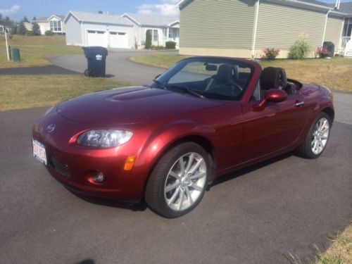 Sporty 2008 mazda miata hardtop convertible