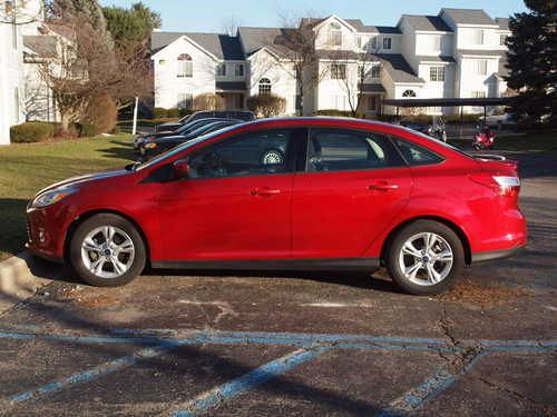 2012 ford focus 4-dr  sedan sport se - like new    .