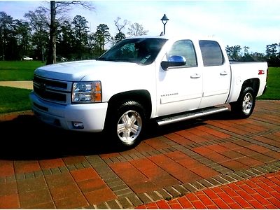 Z71 4d, cloth, white, 4k miles, low reserve, we finance!