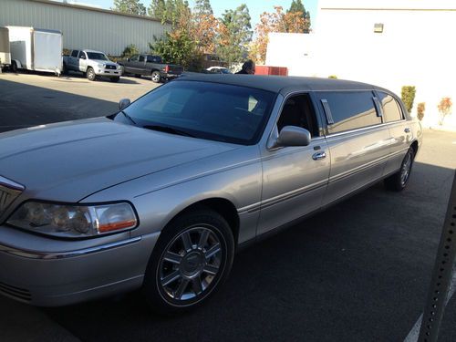 Limousine lincoln town car very nice just like las vegas!!