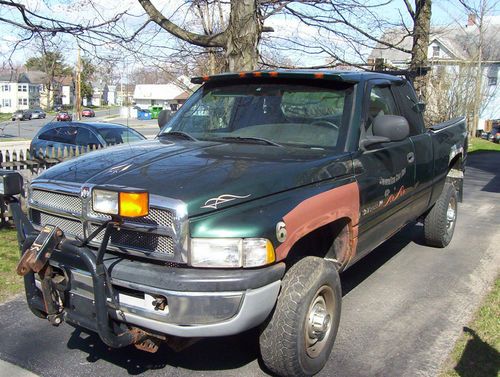 Dodge ram 2500 x-cab 4x4 pickup with dump