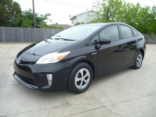 2012 toyota prius blk/gry 18k miles 50+mpg we finance