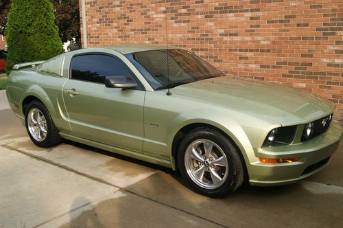 2005 ford mustang gt coupe 2-door 4.6l